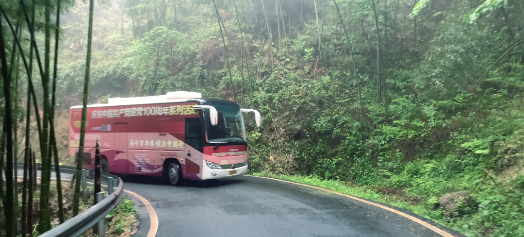 艾克瑞體檢車(chē)穿梭于竹林間